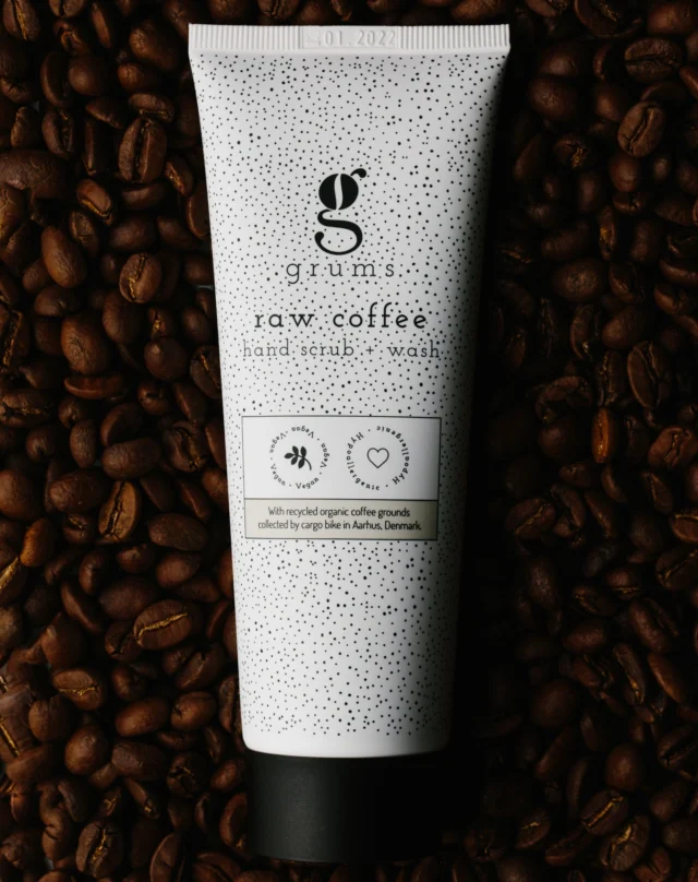 grums raw coffee hand scrub + wash is a natural, 2-in-1 formula that rebels against dead skin, dirt, and odor - all while leaving your hands clean, soft, and deeply refreshed ✋☕

Powered by upcycled coffee grounds from local cafés in Aarhus, this scrub + wash stimulates blood flow, reduces inflammation, and helps your skin better absorb your favorite lotion 💧✨

#TheHonestRebels