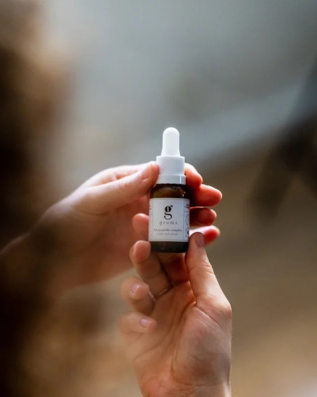 Meet the tired-eyes transformer 💫 Our grums HA + Peptide Complex Under Eye Serum rebels against puffiness, fine lines, and dark circles - with a powerful trio of peptides, hydrolyzed hyaluronic acid, and our signature upcycled coffee oil ☕✨

This light, fast-absorbing serum hydrates, brightens and smooths. Allergy-friendly, A-kolbe on Kemiluppen and made in Denmark.

#TheHonestRebels